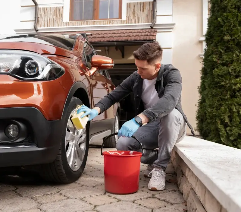 Lavage auto à domicile Lescheraines : professionnel intervenant sur un véhicule